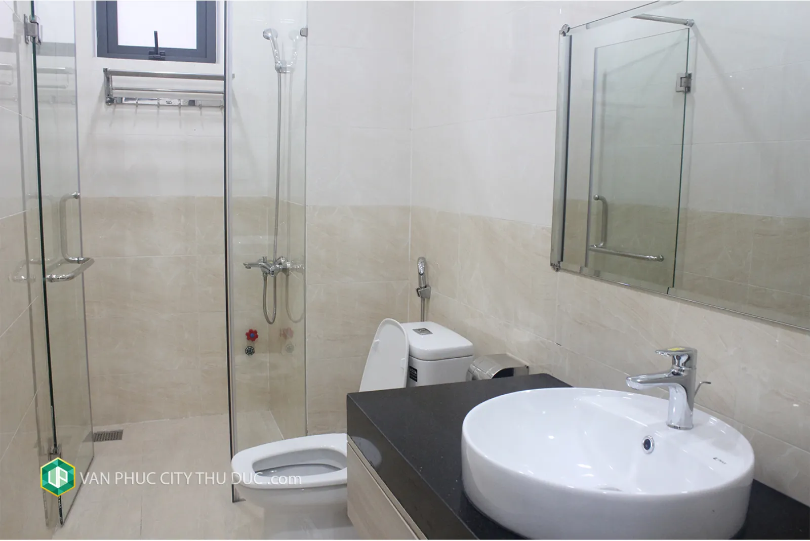 CHO THUÊ GẤP nhà Vạn Phúc City hướng Đông Bắc 5x20.5m, nội thất cơ bản view hồ bơi giá 34 triệu