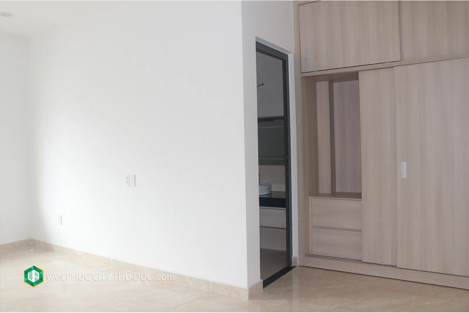 CHO THUÊ GẤP nhà Vạn Phúc City hướng Đông Bắc 5x20.5m, nội thất cơ bản view hồ bơi giá 34 triệu