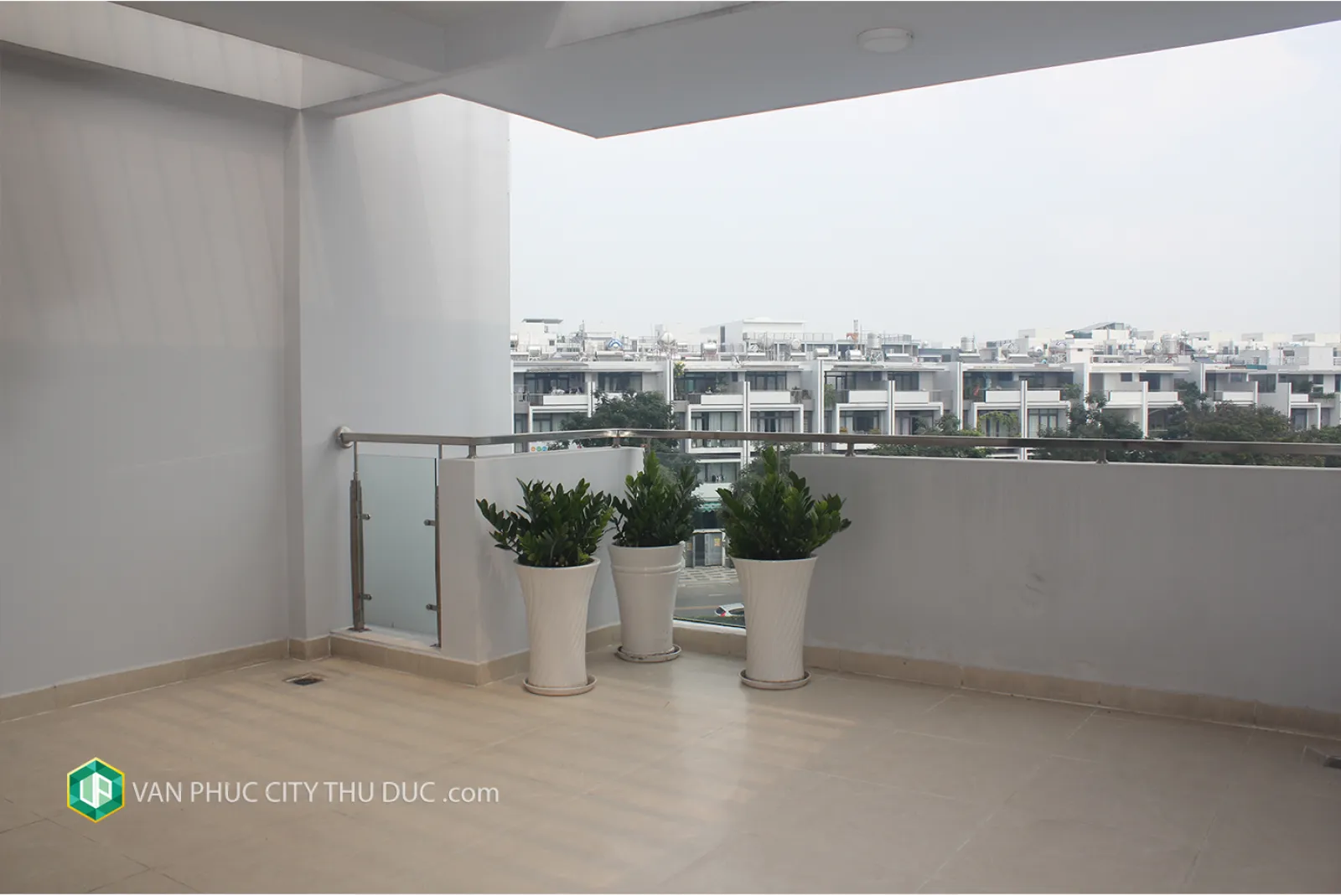 CHO THUÊ GẤP nhà Vạn Phúc City hướng Đông Bắc 5x20.5m, nội thất cơ bản view hồ bơi giá 34 triệu