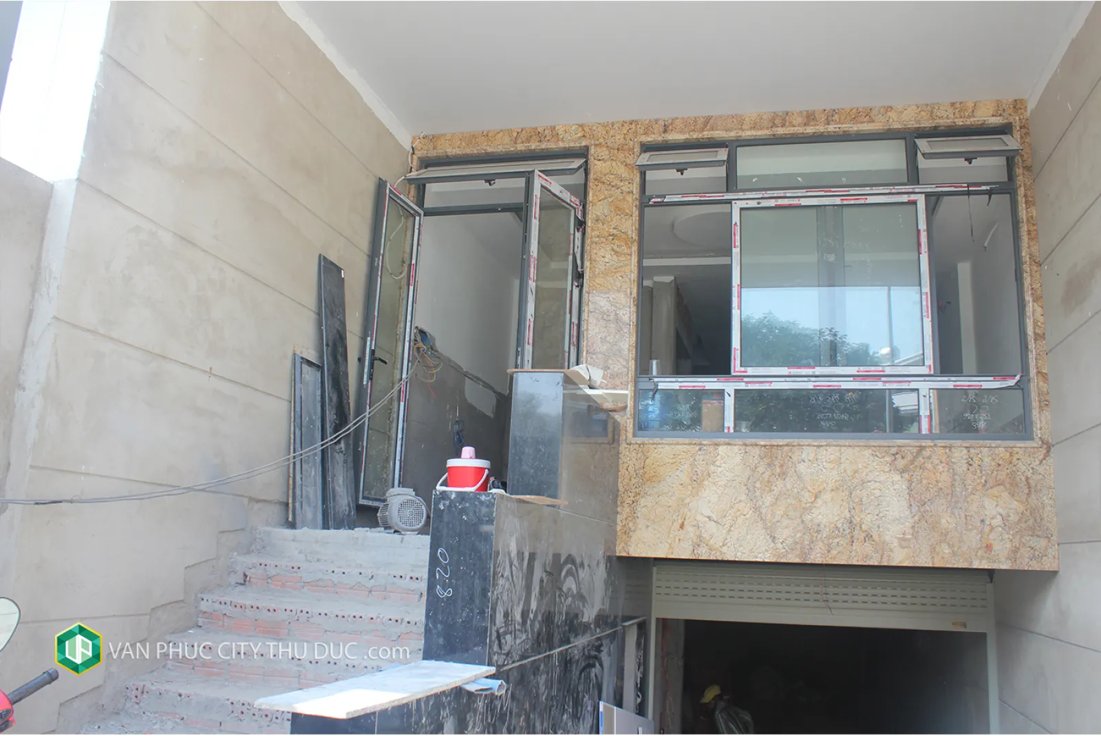 Cho thuê Nhà Vạn Phúc Thủ Đức hướng Đông Bắc, có thang máy, nội thất cơ bản view hồ bơi giá 36 triệu