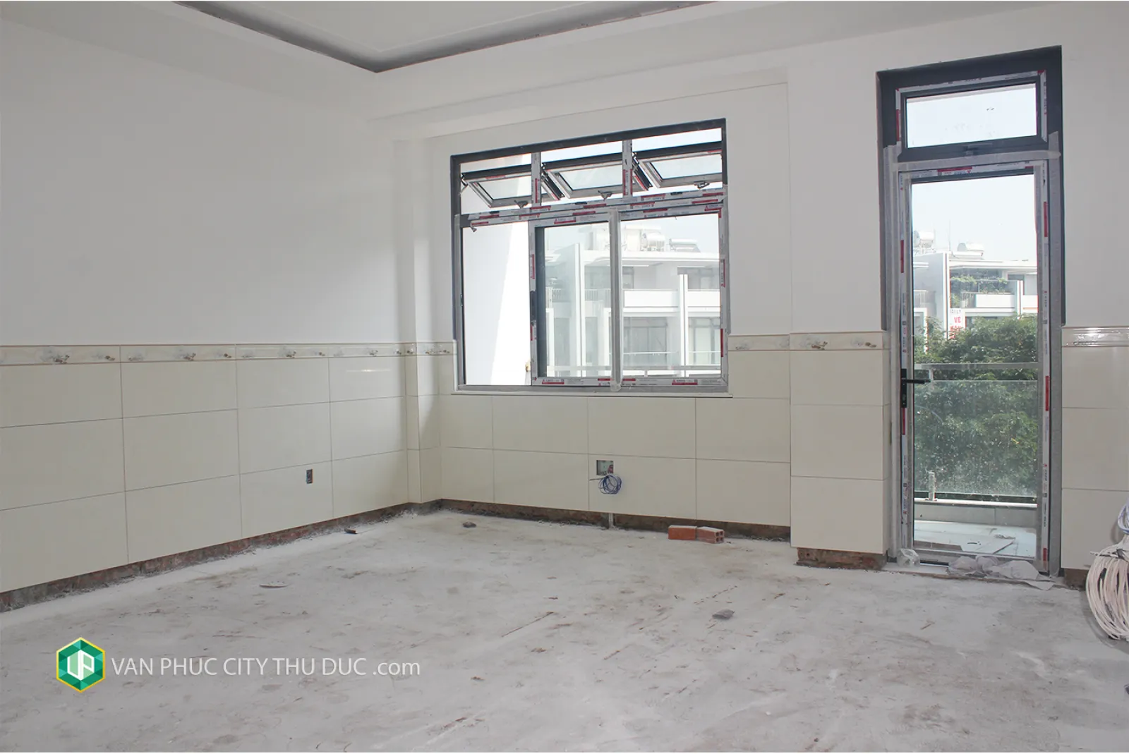 Cho thuê Nhà Vạn Phúc Thủ Đức hướng Đông Bắc, có thang máy, nội thất cơ bản view hồ bơi giá 36 triệu