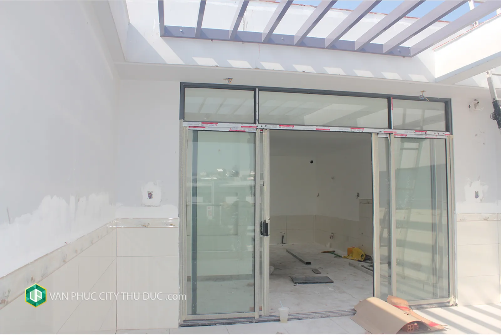 Cho thuê Nhà Vạn Phúc Thủ Đức hướng Đông Bắc, có thang máy, nội thất cơ bản view hồ bơi giá 36 triệu