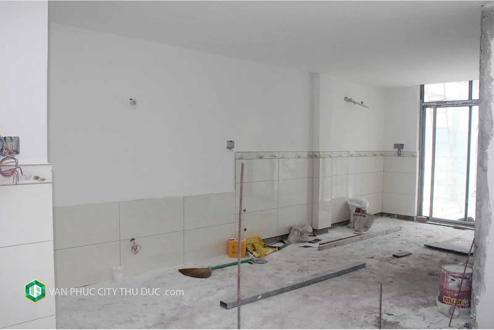 Cho thuê Nhà Vạn Phúc Thủ Đức hướng Đông Bắc, có thang máy, nội thất cơ bản view hồ bơi giá 36 triệu