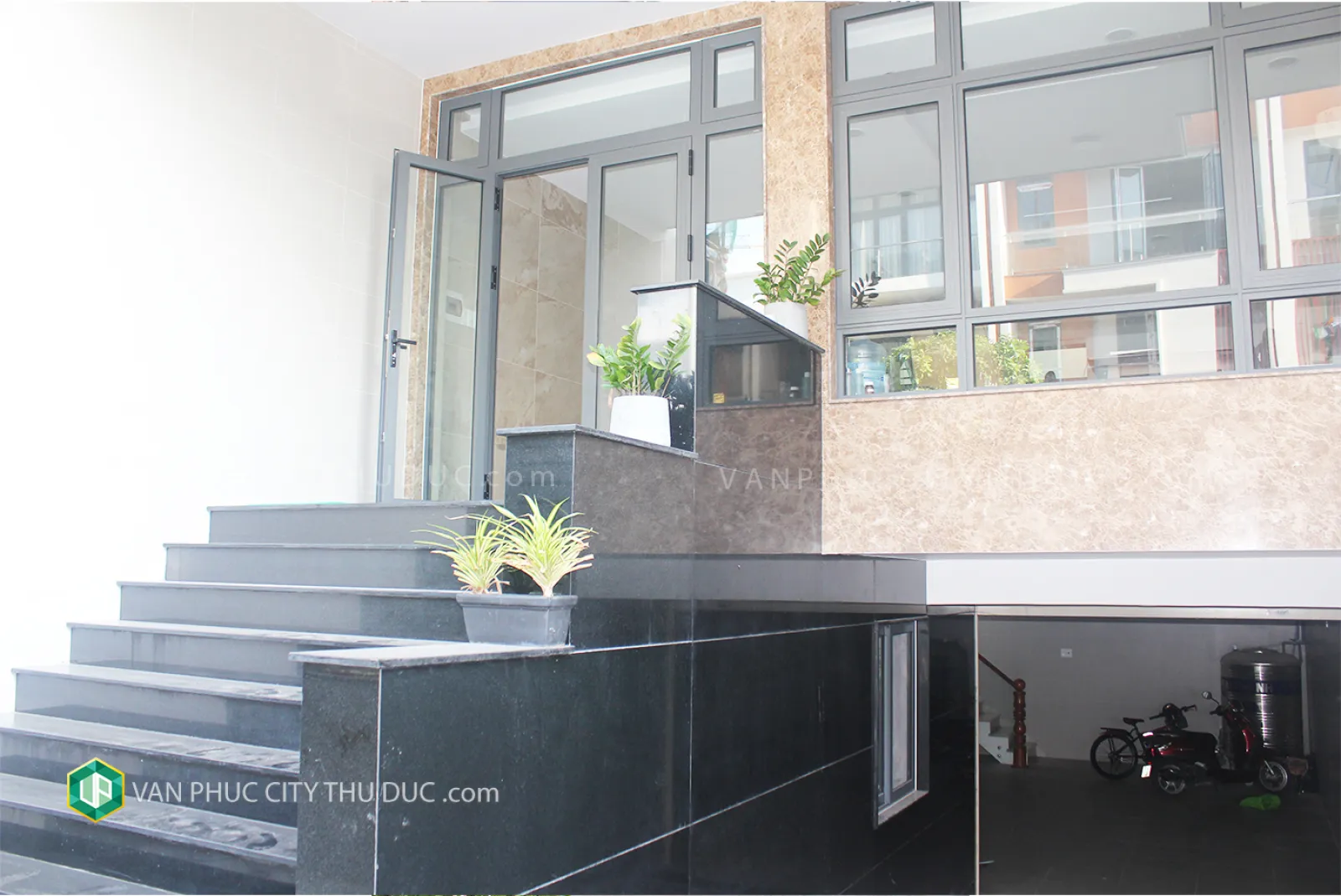 Cho thuê TẦNG TRỆT nhà 6x17m máy lạnh đầy đủ giá rẻ 20 triệu